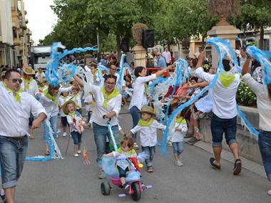 La fantasia de la desfilada de carrosses i comparses i la jornada de cuina posen punt i final a les Fires i Festes