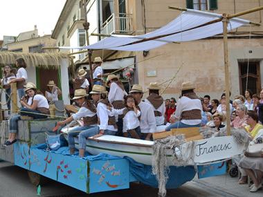 La fantasia de la desfilada de carrosses i comparses i la jornada de cuina posen punt i final a les Fires i Festes
