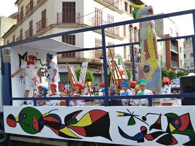 La fantasia de la desfilada de carrosses i comparses i la jornada de cuina posen punt i final a les Fires i Festes
