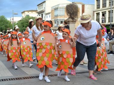 La fantasia de la desfilada de carrosses i comparses i la jornada de cuina posen punt i final a les Fires i Festes