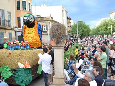La fantasia de la desfilada de carrosses i comparses i la jornada de cuina posen punt i final a les Fires i Festes