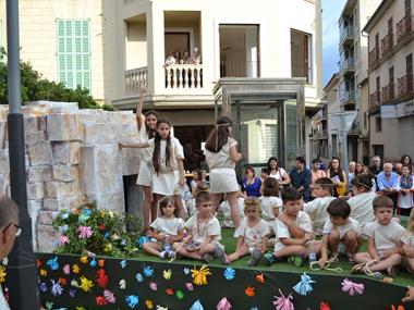 La fantasia de la desfilada de carrosses i comparses i la jornada de cuina posen punt i final a les Fires i Festes