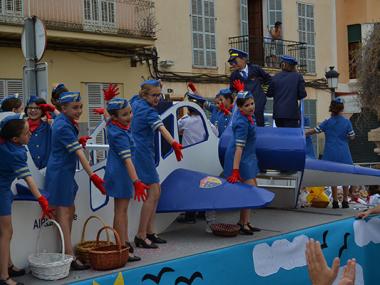 La fantasia de la desfilada de carrosses i comparses i la jornada de cuina posen punt i final a les Fires i Festes