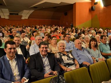 Un teatre ple dels que estimen el ball de pagès aplaudeix l’entrega del Reconeixement de Mèrits a Margalida Fullana