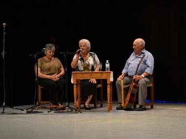 Un teatre ple dels que estimen el ball de pagès aplaudeix l’entrega del Reconeixement de Mèrits a Margalida Fullana
