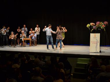 Un teatre ple dels que estimen el ball de pagès aplaudeix l’entrega del Reconeixement de Mèrits a Margalida Fullana