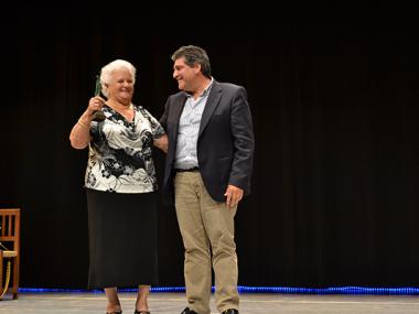 Un teatre ple dels que estimen el ball de pagès aplaudeix l’entrega del Reconeixement de Mèrits a Margalida Fullana