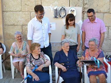 Els representants municipals feliciten Magdalena Riera, la nova padrina de Manacor, pel seu 100è aniversari