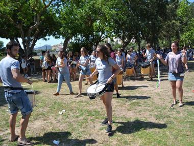 L'IES Manacor i l'IES Mossèn Alcover omplen el Parc Municipal durant la festa solidària “Amb els Refugiats”