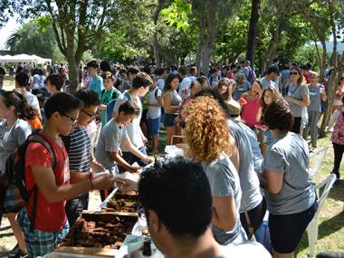L'IES Manacor i l'IES Mossèn Alcover omplen el Parc Municipal durant la festa solidària “Amb els Refugiats”