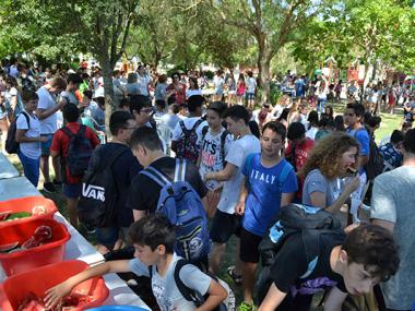 L'IES Manacor i l'IES Mossèn Alcover omplen el Parc Municipal durant la festa solidària “Amb els Refugiats”