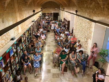 L’autora manacorina Rita Shely, de tan sols quinze anys, presenta Besar la terra a la Biblioteca de Manacor