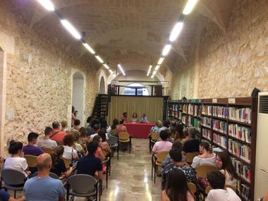 L’autora manacorina Rita Shely, de tan sols quinze anys, presenta Besar la terra a la Biblioteca de Manacor