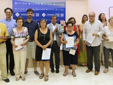Els alumnes de la Universitat Oberta per a Majors visiten la UIB i recullen els seus títols en una festa