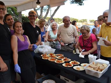 Centenars de persones omplen el passeig de la Sirena i tasten els plats de la Mostra de Cuina Marinera de Porto Cristo  