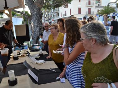 Centenars de persones omplen el passeig de la Sirena i tasten els plats de la Mostra de Cuina Marinera de Porto Cristo  