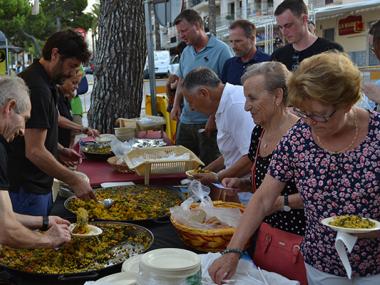 Centenars de persones omplen el passeig de la Sirena i tasten els plats de la Mostra de Cuina Marinera de Porto Cristo  