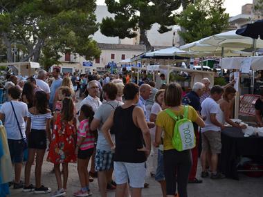 Centenars de persones omplen el passeig de la Sirena i tasten els plats de la Mostra de Cuina Marinera de Porto Cristo  