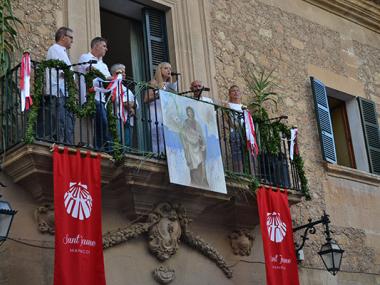 La Crida des del balcó de l’Ajuntament i la sortida de la Mulassa donen el sus a la setmana de festes de Sant Jaume