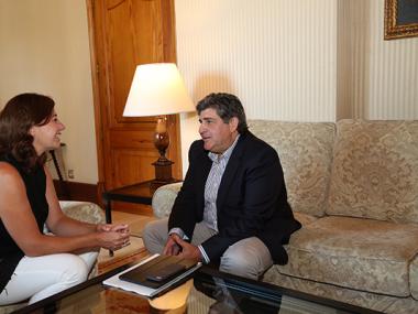El batle es reuneix amb la presidenta del Govern per posar sobre la taula solucions per a cala Varques