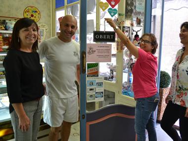 L’Ajuntament ofereix cartells d’obert/tancat en la nostra llengua per fer-la més present en els comerços