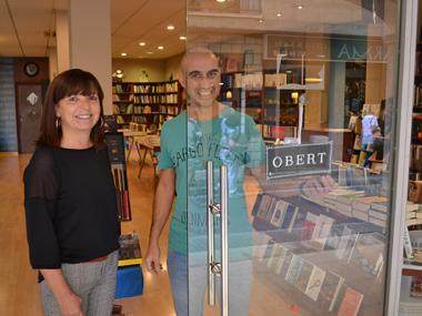 L’Ajuntament ofereix cartells d’obert/tancat en la nostra llengua per fer-la més present en els comerços