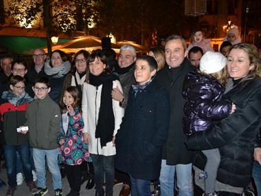 Una multitud acudeix a la plaça de sa Bassa a veure l’encesa de llums que dona el sus a més de noranta actes nadalencs