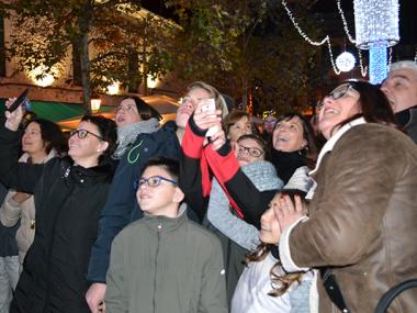 Una multitud acudeix a la plaça de sa Bassa a veure l’encesa de llums que dona el sus a més de noranta actes nadalencs
