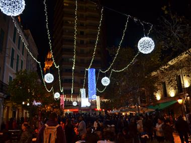 Una multitud acudeix a la plaça de sa Bassa a veure l’encesa de llums que dona el sus a més de noranta actes nadalencs