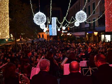 Una multitud acudeix a la plaça de sa Bassa a veure l’encesa de llums que dona el sus a més de noranta actes nadalencs