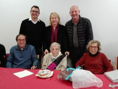 Els representants municipals feliciten Maria Capó, la nova padrina del municipi, pel seu 100è aniversari
