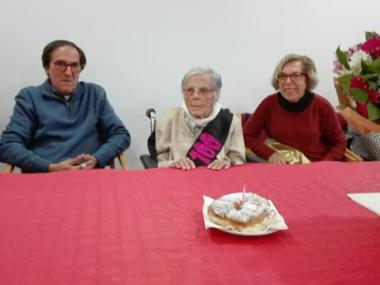 Els representants municipals feliciten Maria Capó, la nova padrina del municipi, pel seu 100è aniversari