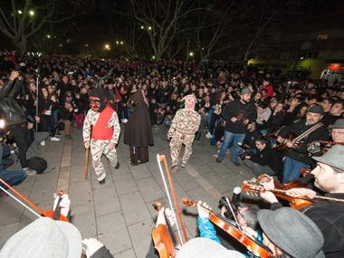 El primer ball dels dimonis i una gran torrada encenen la flama de la festa de Sant Antoni davant milers de persones