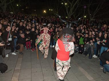El primer ball dels dimonis i una gran torrada encenen la flama de la festa de Sant Antoni davant milers de persones
