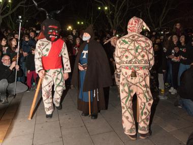 El primer ball dels dimonis i una gran torrada encenen la flama de la festa de Sant Antoni davant milers de persones