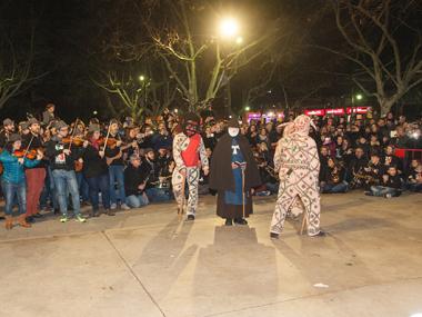 El primer ball dels dimonis i una gran torrada encenen la flama de la festa de Sant Antoni davant milers de persones