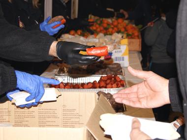 El primer ball dels dimonis i una gran torrada encenen la flama de la festa de Sant Antoni davant milers de persones