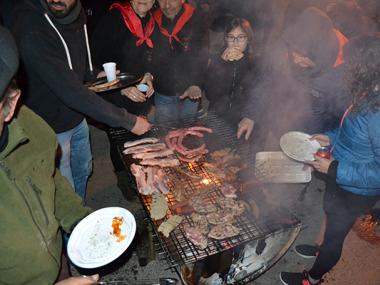 Les ganes de festa per Sant Antoni ressonen a l'assaig dels goigs i la ximbombada de la plaça de la Concòrdia