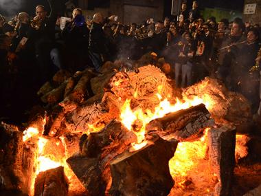Les ganes de festa per Sant Antoni ressonen a l'assaig dels goigs i la ximbombada de la plaça de la Concòrdia