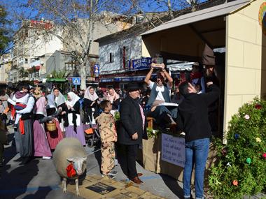 Una gentada participa a les beneïdes de Manacor per honorar Sant Antoni i reivindicar les arrels pageses del municipi