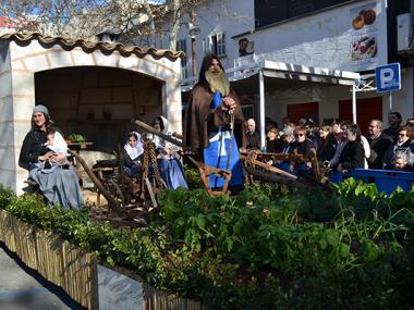 Una gentada participa a les beneïdes de Manacor per honorar Sant Antoni i reivindicar les arrels pageses del municipi