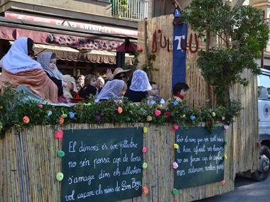 Una gentada participa a les beneïdes de Manacor per honorar Sant Antoni i reivindicar les arrels pageses del municipi