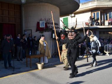 Les beneïdes de Son Macià reten homenatge a les arrels pageses del nucli i tanquen les festes de Sant Antoni a Manacor