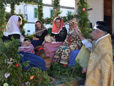 Les beneïdes de Son Macià reten homenatge a les arrels pageses del nucli i tanquen les festes de Sant Antoni a Manacor