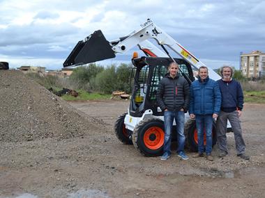 La brigada municipal compta amb una nova màquina multifuncional que permet augmentar les actuacions de millora als carrers