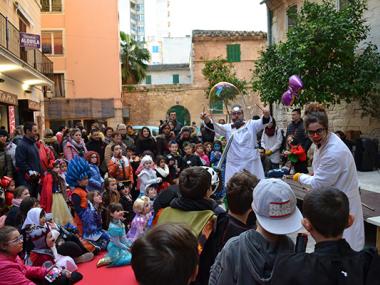 Les disfresses dels infants i joves de Manacor i els grups d’animació omplen la rueta i el centre de vianants
