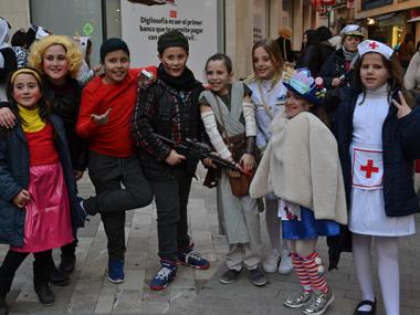Les disfresses dels infants i joves de Manacor i els grups d’animació omplen la rueta i el centre de vianants