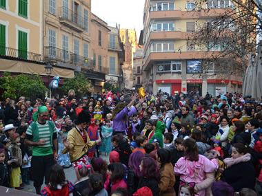 Les disfresses dels infants i joves de Manacor i els grups d’animació omplen la rueta i el centre de vianants