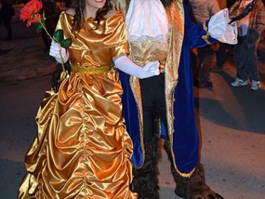 Centenars de persones participen en la gran Rua de Carnaval que malgrat el fret intens ha omplit la plaça Ramon Llull