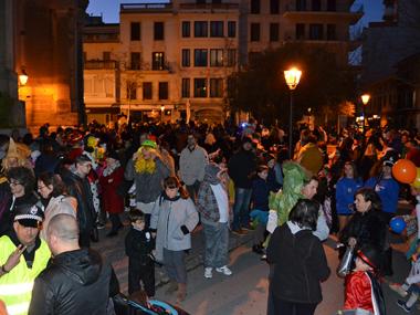 Centenars de persones participen en la gran Rua de Carnaval que malgrat el fret intens ha omplit la plaça Ramon Llull
